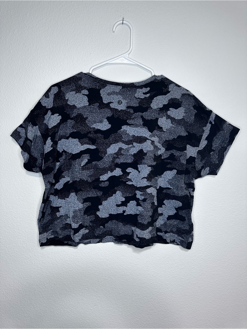 lululemon athletica Black & Gray Camo CATES tee, size 8/10 - Picture 4 of 5